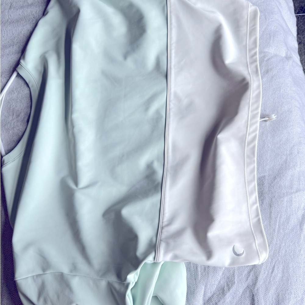 Crop chinch zyia sweater size medium
